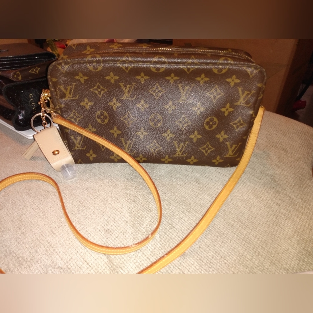 Louis Vuitton crossbody bag - Picture 1 of 16